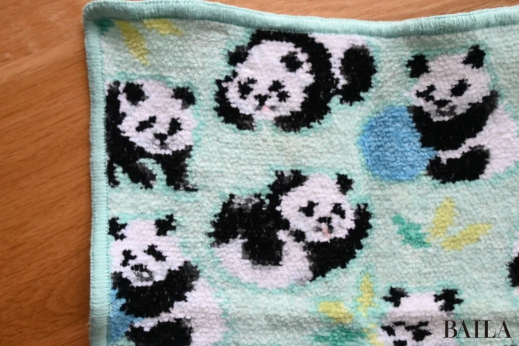 フェイラーのタオルハンカチ　コロコロパンダのデザイン　寄り