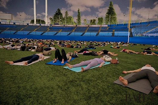 最後は球場内のライトを消して、真っ から。目をつむって神経を内側へと集中させていきます。 暗の中シャバーサナ(安らぎのポーズ) でリラックス。大の字で筋肉の緊張を 和らげ、心身を落ち着け深い安らぎへ。