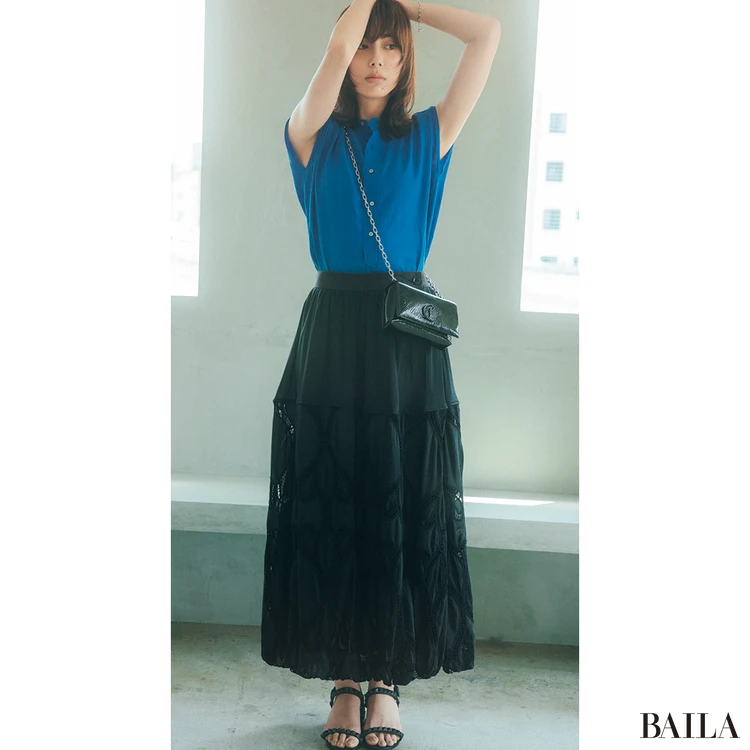 土屋 巴瑞季 ビビッドな夏色トップスはダークカラーで締めて落ち着いたムードに【BAILA今日のコーデ】