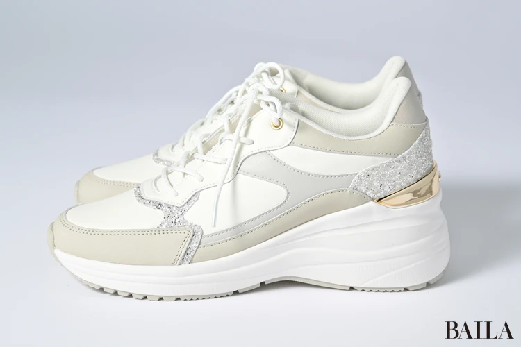 HIMIKO 美脚ヒールアップスニーカー サイドから見た様子