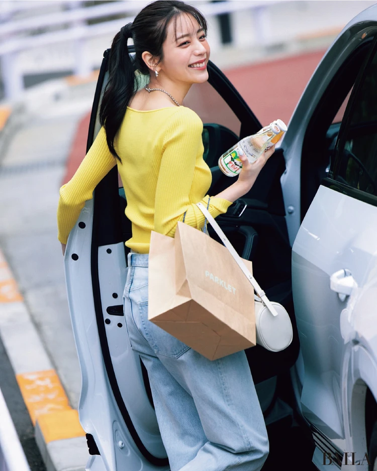 背中見せトップス×デニムで不意打ちの女っぽさを【BAILA今日のコーデ】