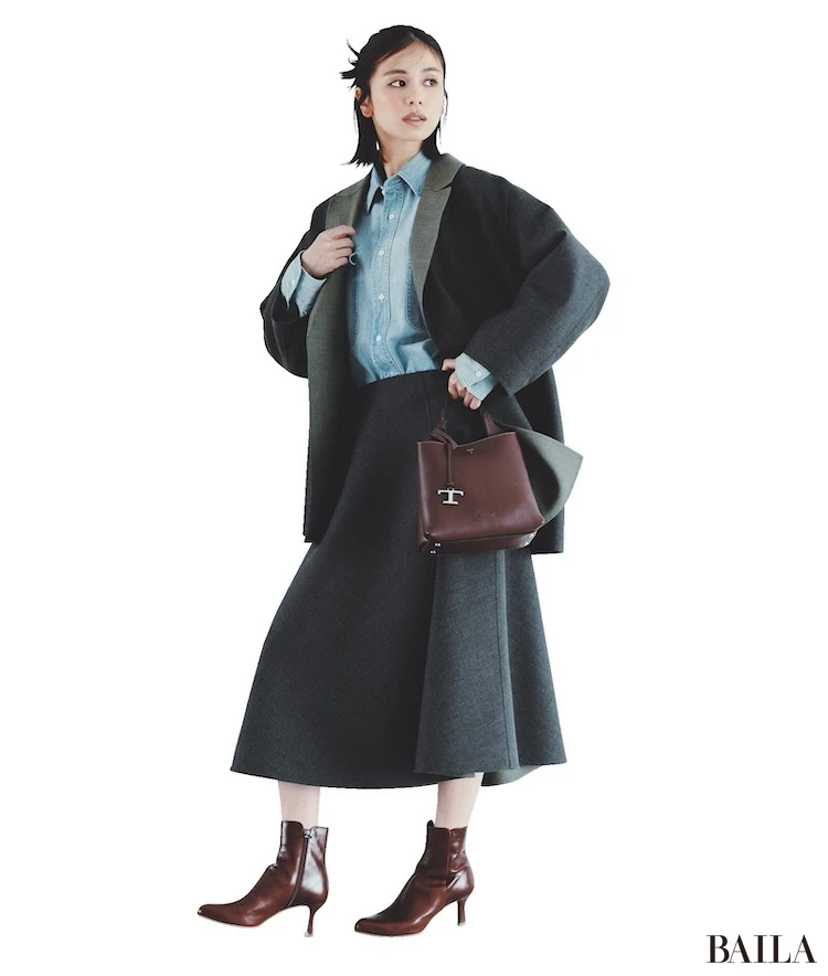 フェミニンなコートアップをラフにハズして軽快に