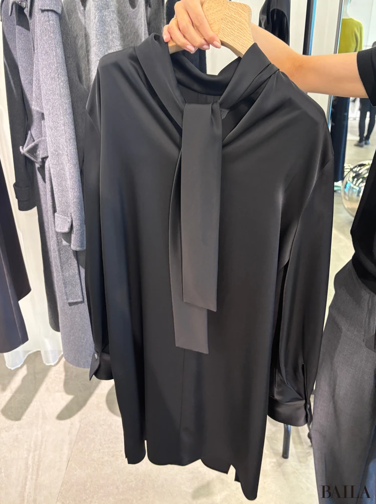 サテンブラウス