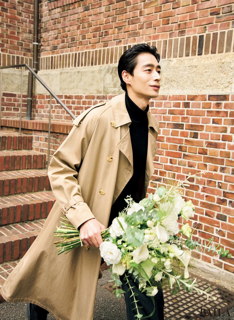 花束を持つ濱尾ノリタカさん