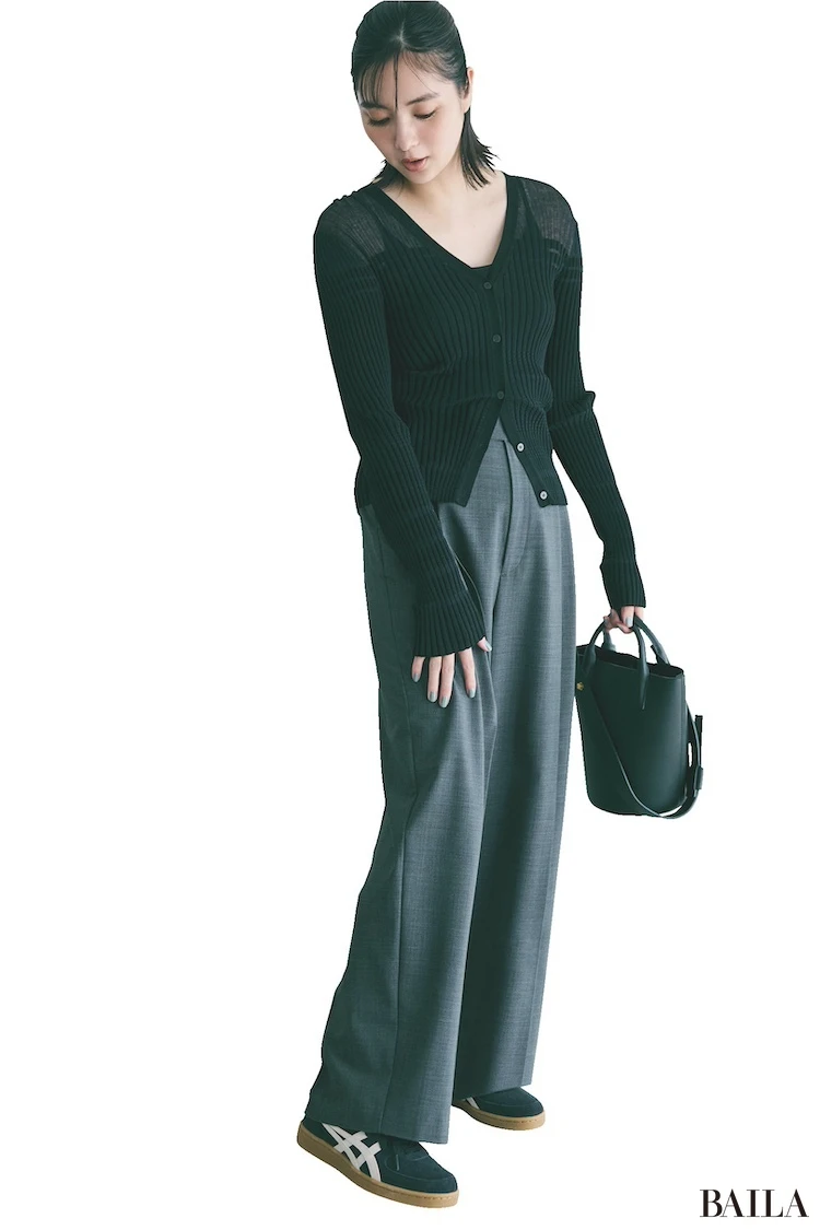 すっきりシャープな足もとがパンツの直線美を引き立てる