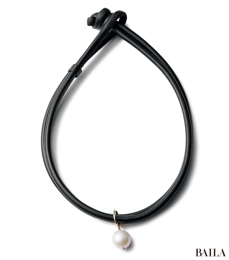 チョーカー(牛革×K14YG×淡水パール)¥121000/リトルリーグ インク(ミズキ)