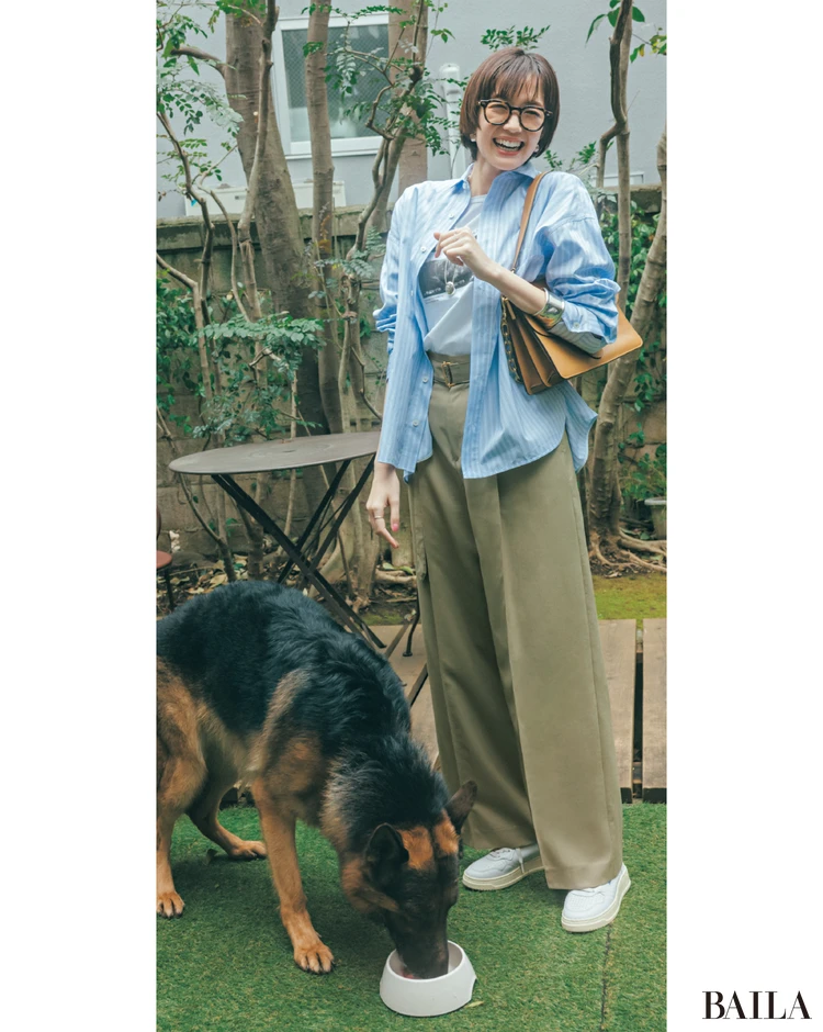 《Day7》ラフなシャツスタイルで休日散歩していたら、公園でばったりランニング中の部長に遭遇。めっちゃ水はねるけど…。撥水パンツだからセーフ