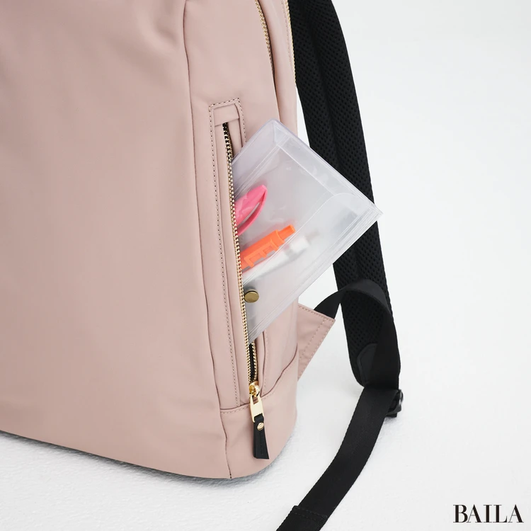 ダイアナ　リュック　フロントのファスナー付きポケット右側