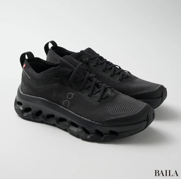 onのスニーカー CloudtiltMoon 歩きやすい