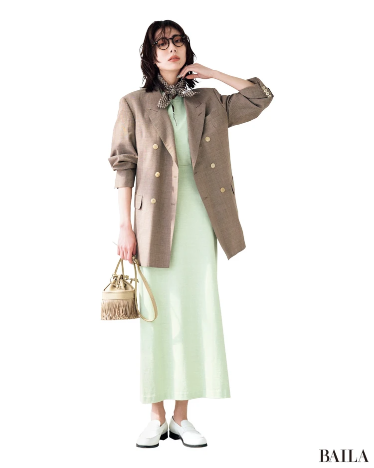 色と素材でモダンに魅せる進化系トラッド【BAILA今日のコーデ】