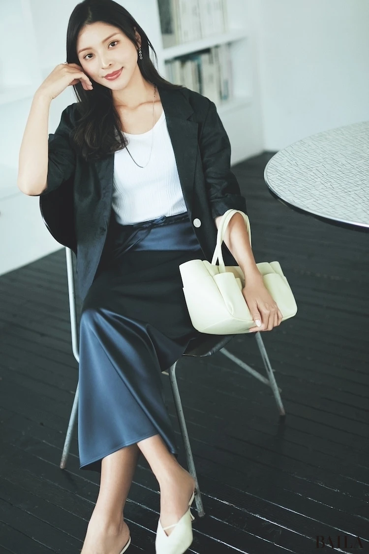 絶妙なシアー感を半袖の抜け感で最旬コーデに