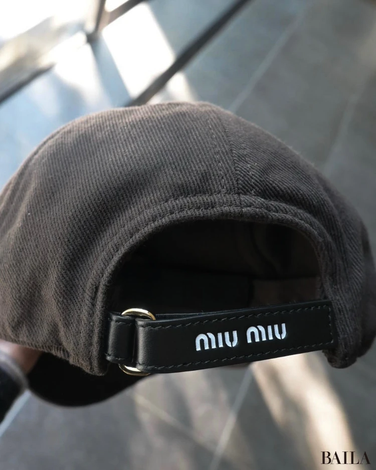 ミュウミュウ(Miu Miu)ブラウンのキャップ 後ろ