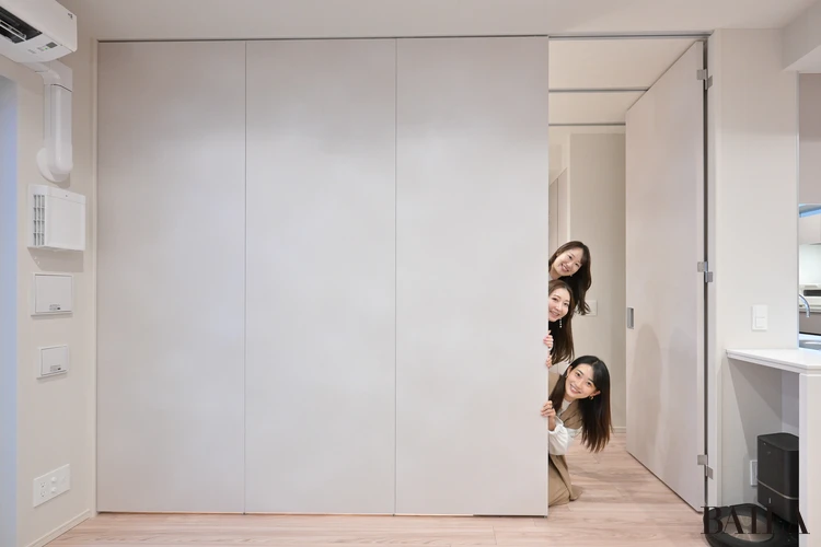 ザ・パークハウス 用賀プレイス　モデルルーム　リビングルーム　ウォールドア