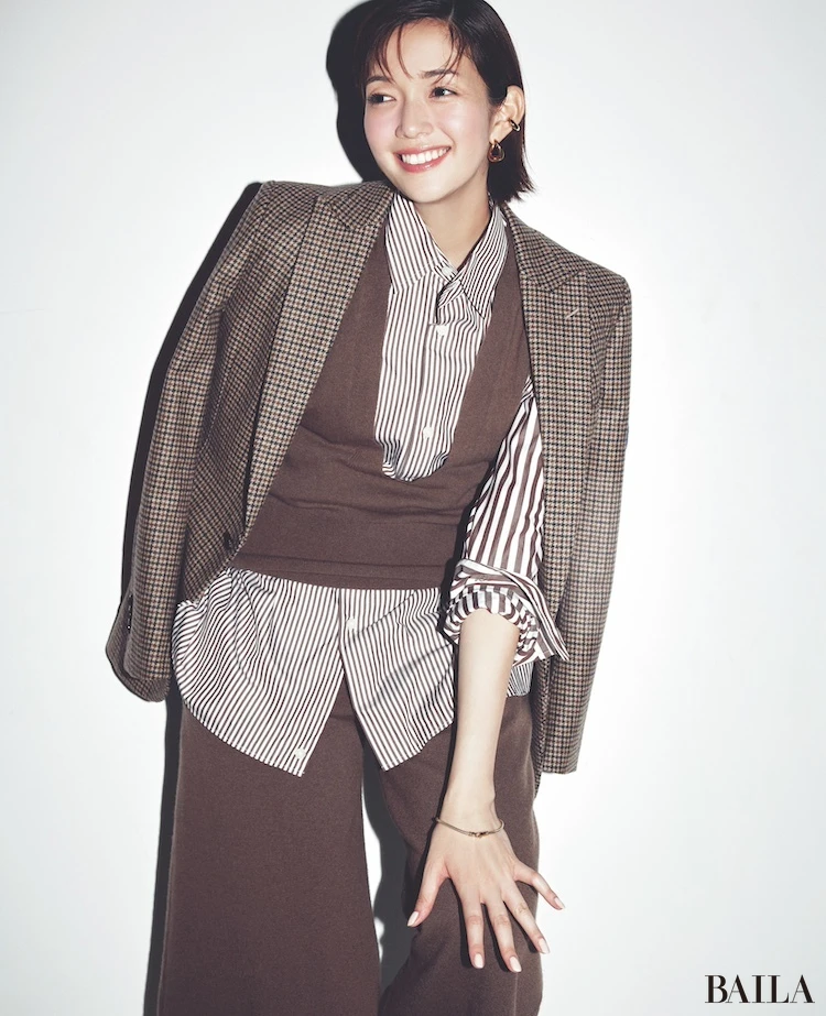 自由な柄や素材のかけ合わせで、渋めブラウンをキャッチーに更新!