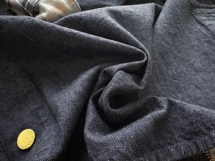 質感：ほどよい厚みとハリ感で、きちんと見えをキープ