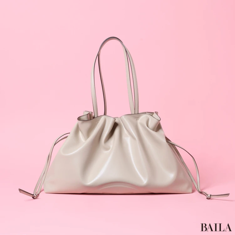 トリー バーチ エラ NATUURA™ ドローストリング トートバッグ ドロストを絞った様子