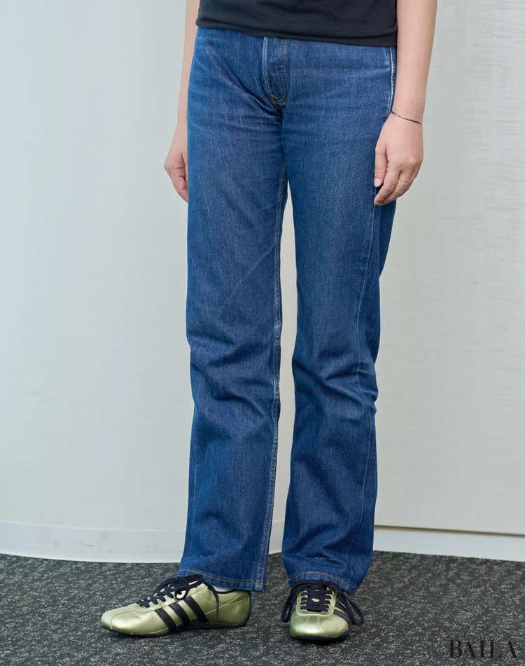 アディダスのゴールドスニーカーを試着 デニムコーデ