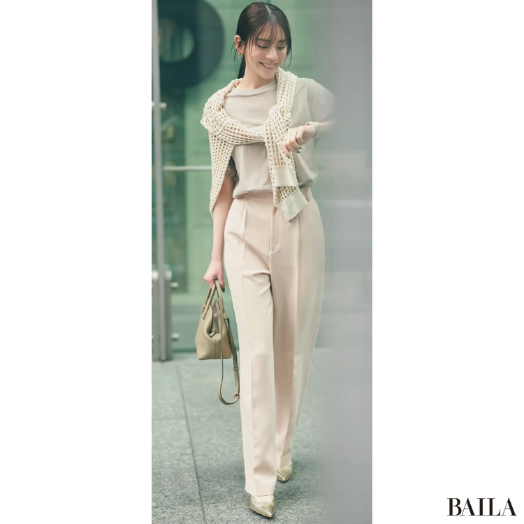ベージュTシャツでパンツスタイルを優しげな印象に【BAILA今日のコーデ】