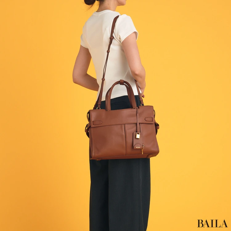 TUMI（トゥミ）　Agent ミディアム・トート　サイズ感　ショルダーストラップをつけた様子