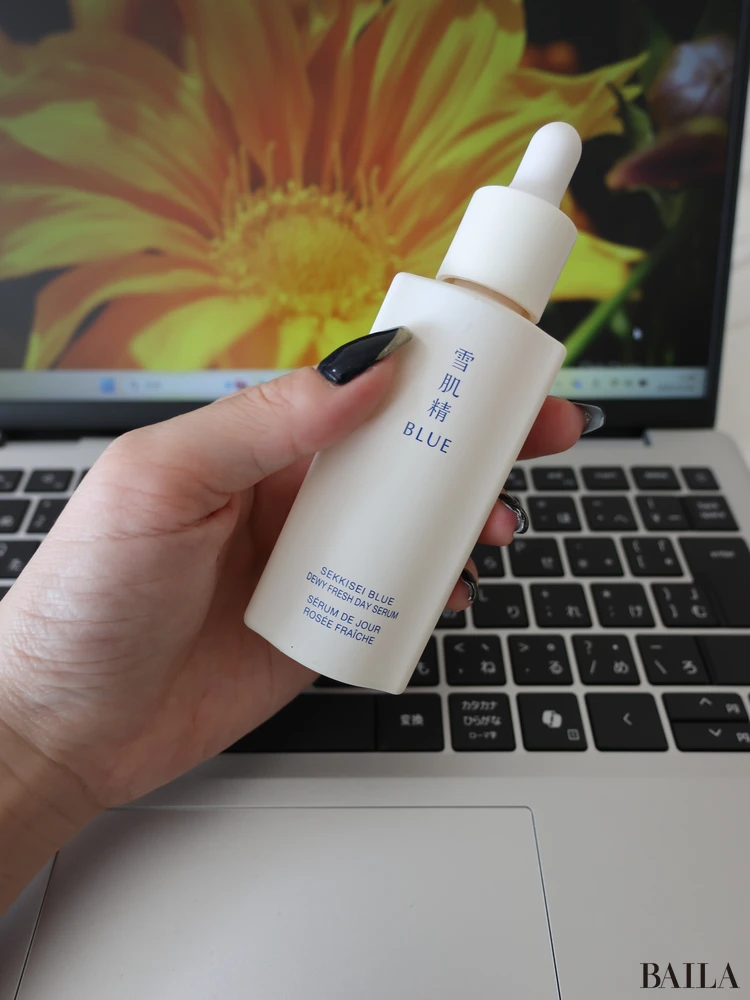 雪肌精 BLUE デューイー フレッシュ デイ セラムとリモートワーク中のPC