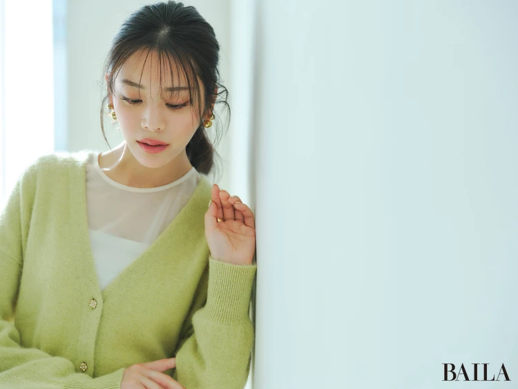 デートコーデの上半身寄りカット Vネックカーディガンの下にはシアートップスを着用している