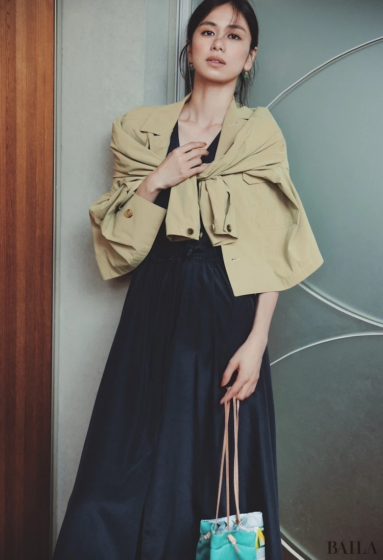 シャツのこなれた表情で鮮度の高い甘辛ミックスがかなう