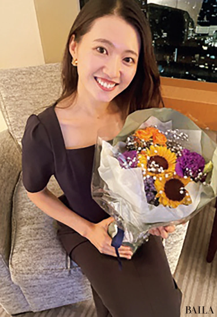 「どこに行くかわからなかったものの、顔まわりがすっきり見える『アニュアンス』のワンピはブーケや夜景と相性抜群でした」(大野みおさん・34歳)