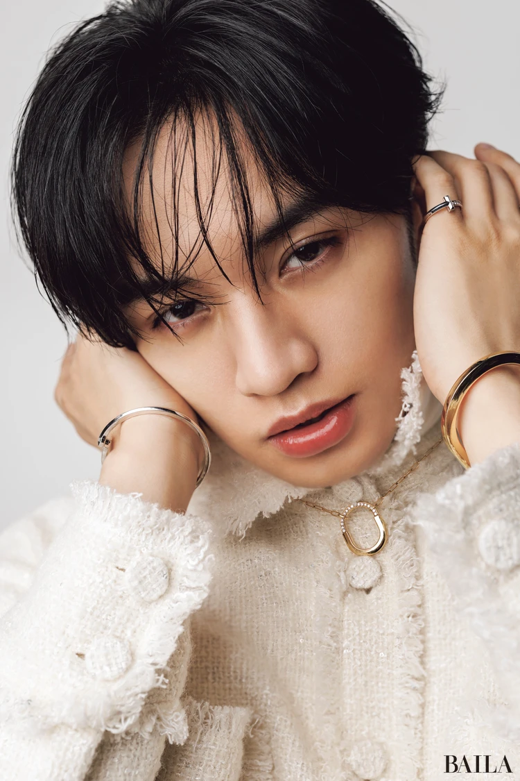 ティファニーのジュエリーをまとった中島健人さん