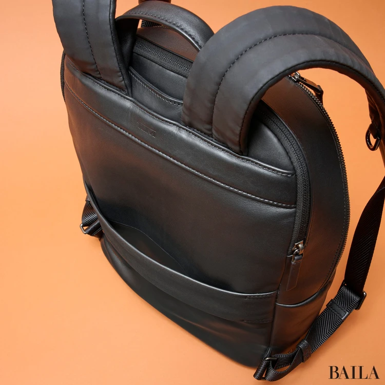 トゥミ VOYAGEUR「ホランド」バックパック 背中側 スリーブ付き