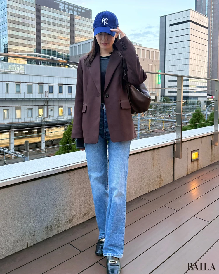 【2025秋】30代 レディースキャップコーデ12選。 過ごしやすい秋こそキャップでアクティブに! 秋色着こなしにも大活躍。_10