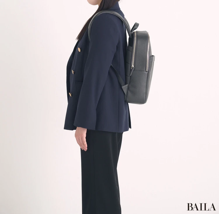 アタオ」の防水ビジネスリュックはすっきりとした見た目ながら