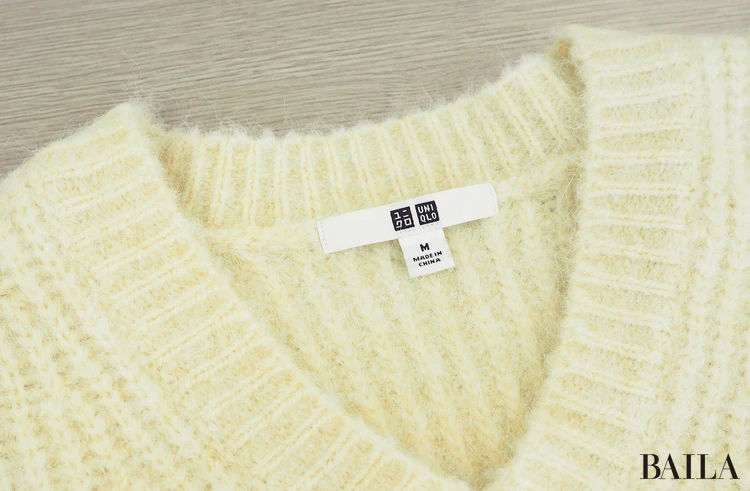 身長162cm ユニクロ フラッフィVネックセーター オフホワイト Mサイズ  正面 襟アップ