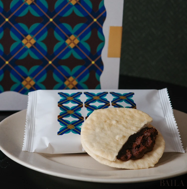 トーキョー煎餅の煎餅サンド「プラリネチョコ」