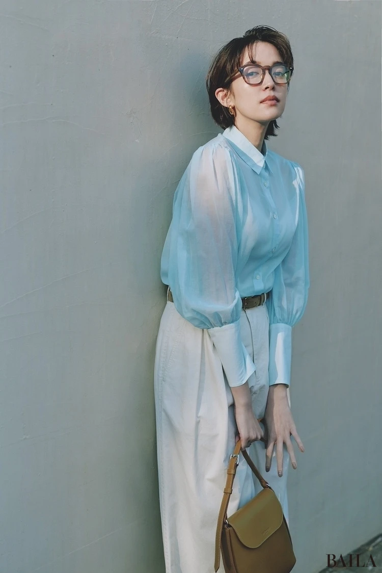 ふわりと甘いシアーブラウスはニュアンシーな色みがほどよい塩梅