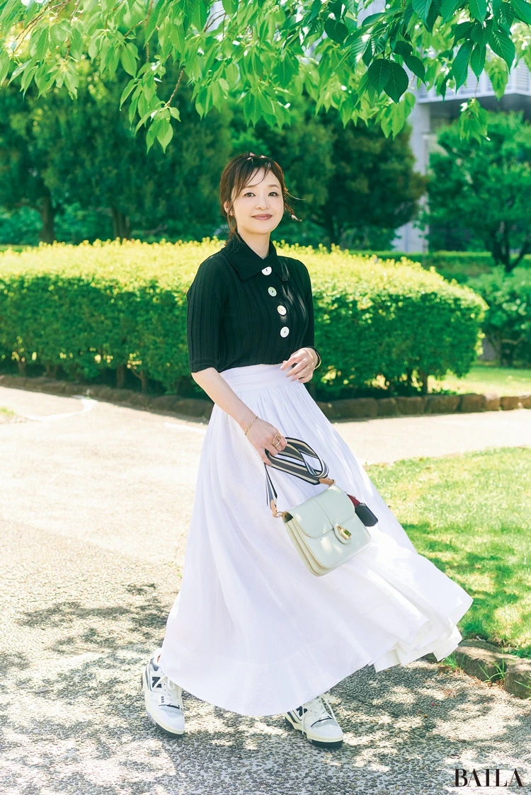 【Tシャツ以外の日】リブ素材のトラッドなポロニットはフレアスカートで大胆に盛り上げる