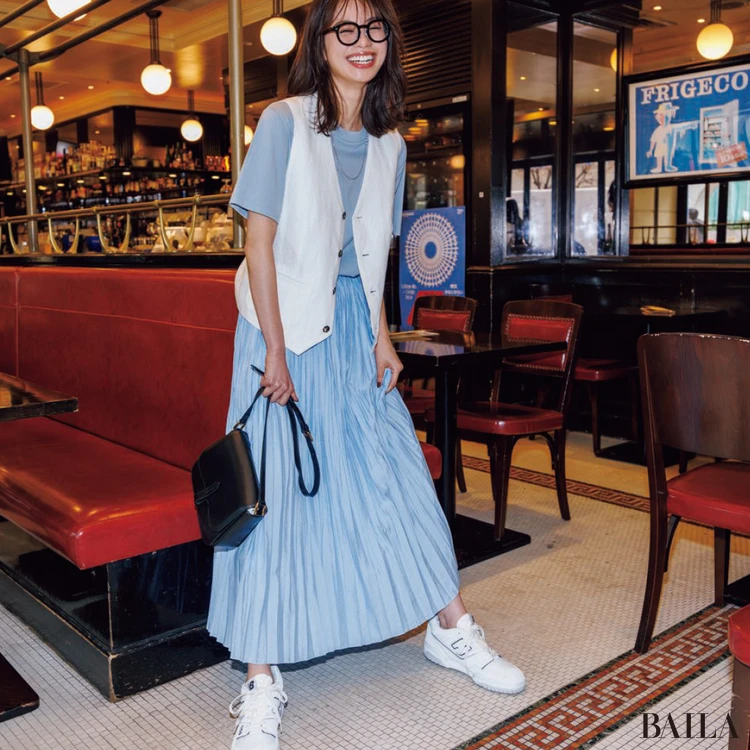 ニュアンスカラーTに重ね、春夏らしいベストの楽しみ方【BAILA今日のコーデ】