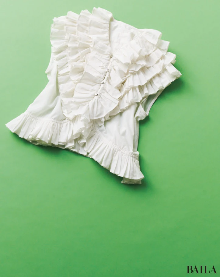 【crinkle crinkle crinkle × SALON adam et ropé(クリンクル クリンクル クリンクル×サロン アダム エ ロペ】ドラマチックなラッフルが映える別注ブラウスでフェミニンに