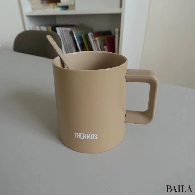 サーモスの真空断熱マグカップ　カフェラテカラー