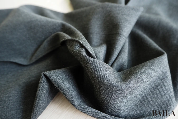 質感：ストレッチと落ち感で“きちんと感”と快適さを両立