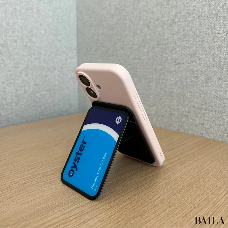 ケースティファイのスマホスタンド 立てている写真