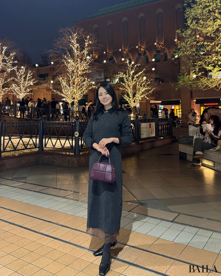 イルミネーションの中で立っている女性の写真