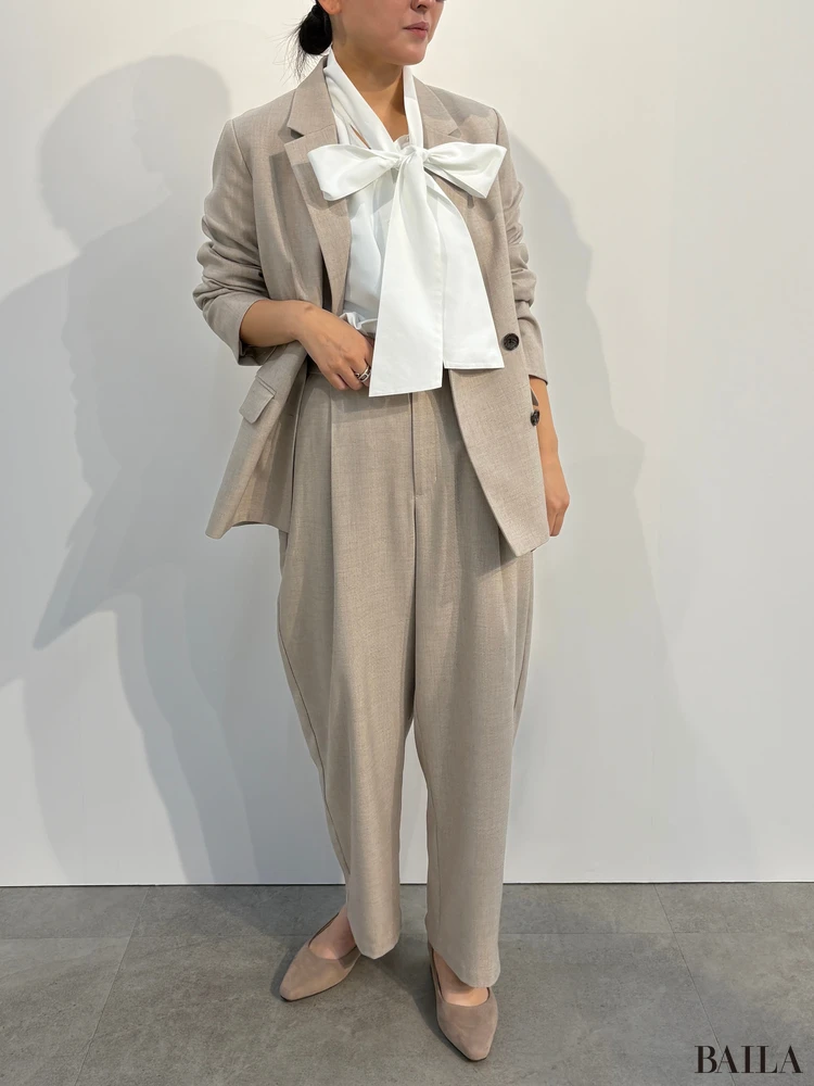 ダブルブレストジャケット¥4990(1月中旬発売予定)・ボウタイブラウス¥2490・ワイドテーパードアンクルパンツ¥2990(1月中旬発売予定)・マシュマロヒールパンプス¥2990/GU