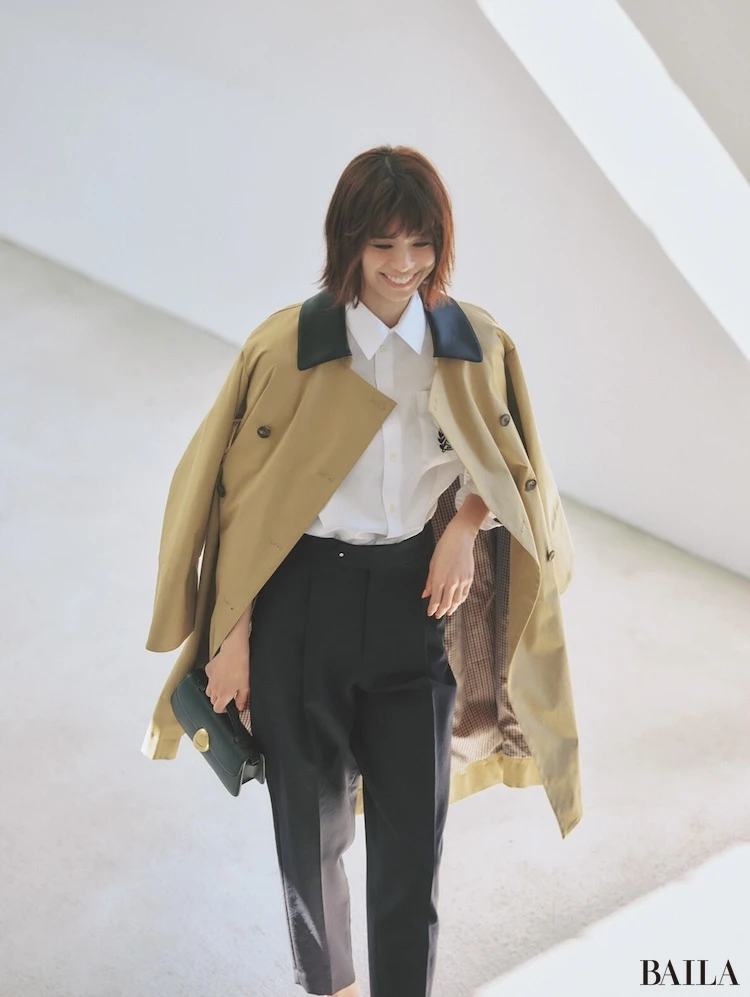 エコレザーを配した襟がモダンな引き締め役