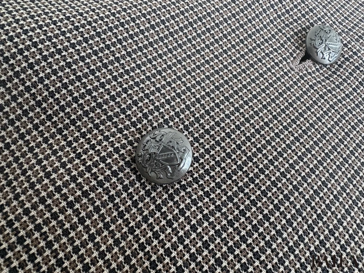 色み：奥行きのあるブラウンチェックで、軽やかさと落ち着きを両立