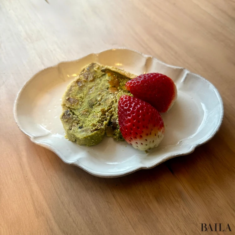 パティスリーイーズの和三盆とピスタチオのシュトーレンといちご