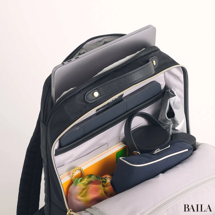 アオキ　リュック　収納力　通勤グッズをバッグに入れた様子