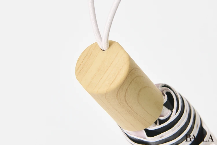 ユニクロの日傘　ユニクロの「UVカットコンパクトアンブレラ遮熱」持ち手