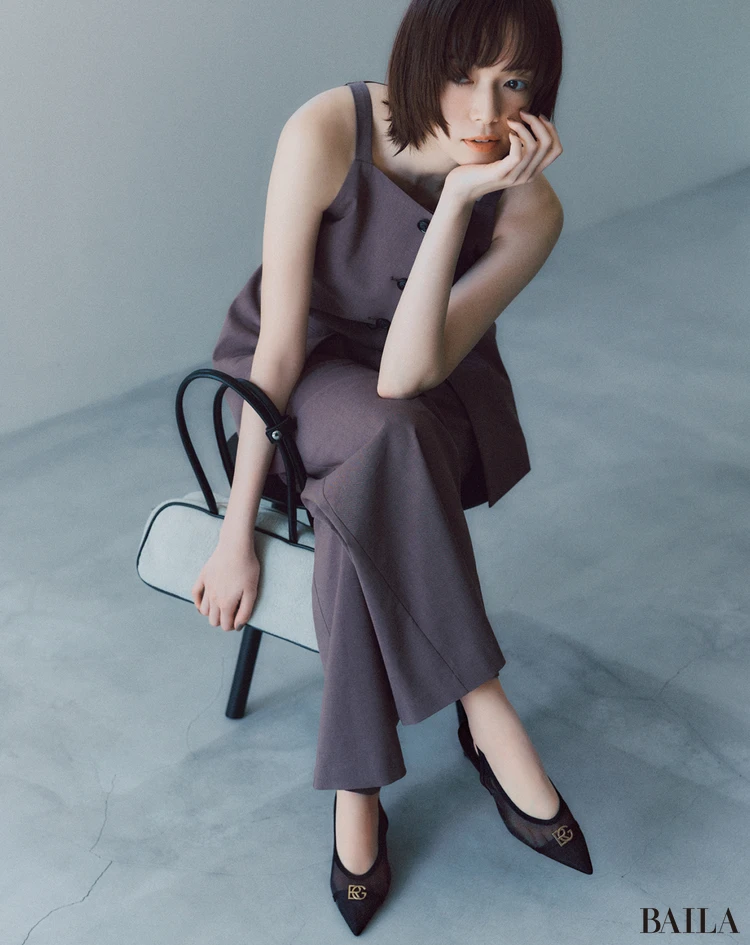 メッシュ素材も黒×ゴールドモチーフならカジュアル見えしない!