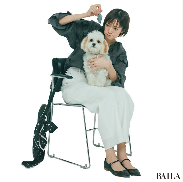 グレーのブラウスを合わせたモノトーンはメリージェーンで可愛げをほのかに