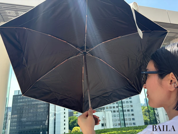 UVOウーボ日傘　5段折りたたみ傘　切り継ぎ　内側の生地の黒さ